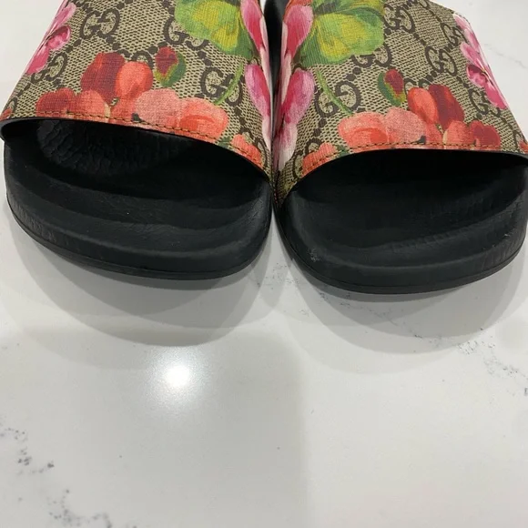 Pursuit Slide Sandal
GUCCI - Picture 2 of 14